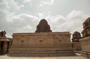 Hampi, Hindistan 'daki tapınağın arkasındaki Sri Krishna Tapınağı taş mimarisi mahvoldu.