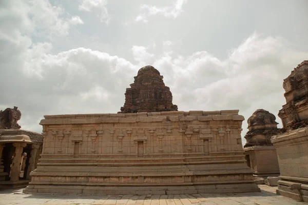 Разрушенный храм Шри Кришны Каменная архитектура за храмом в Хампи, Индия . — стоковое фото