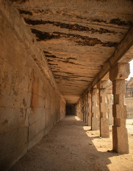 Mirando a través de arcos de pilares de piedra abandonados en Hampi, India . — Foto de Stock