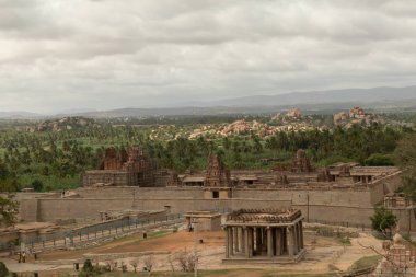 Hampi, Hindistan 'da harap Sri Krishna tapınağının havadan görünümü.