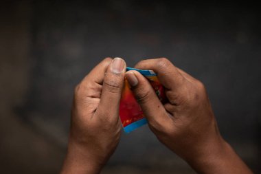 Hindistan 'da çiğneme tütün, Gutka veya Gutkha yırtmak bir adam el yakın.