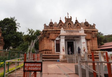 Hampi, Hindistan 10 Temmuz 2019: Kumaraswami Tapınağı Krauncha giri veya tepenin üstünde Sandur.