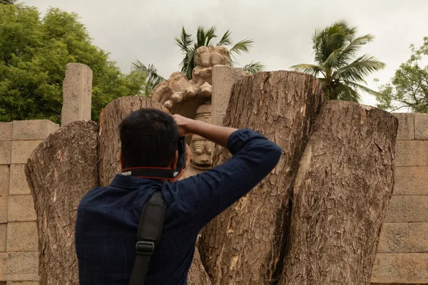 Hampi, Hindistan 9 Temmuz 2019: turist Hampi de ugra Narsimha veya Lakshmi Narsimha catpure çalışıyorum. Lord Vishnu 'nun adam-aslan avatar-yoga pozisyonunda oturuyor. — Stok fotoğraf