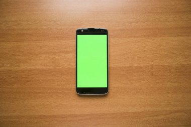 Yeşil mockup Masadaki telefon veya cep telefonu.