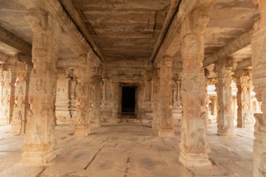 Hampi, Hindistan'daki yıkık krishna tapınağının içindeki antik mimarinin gösteren taş pilleri