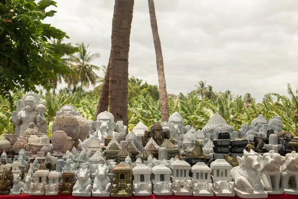 Hampi, Hindistan'da arabada satılan tanrı heykelleri ve rock sanatları closeup. — Stok fotoğraf