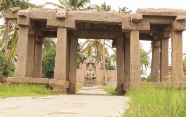 Hampi'deki Ugra Narsimha veya Lakshmi Narsimha tapınağına giden yol. Lord Vishnu'nun insan-aslan avatarı - yoga pozisyonunda oturuyor.