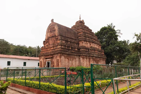 Хампи, Индия 10 июля 2019 года: Храм Паравти слева от храма Кумарасвами на вершине Краунча Гири или холма в Сандуре . — стоковое фото