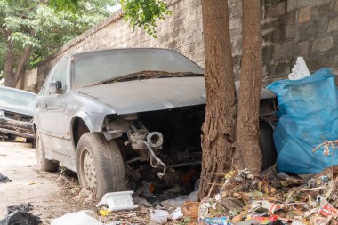 Bengaluru polis karakolunda bozuk bir araba ve bir çöp.