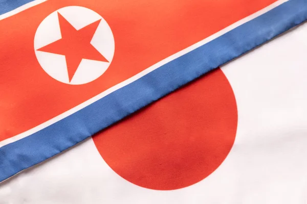 Concept de relation bilatérale entre le Japon et la Corée du Nord, montrant avec deux drapeaux . — Photo