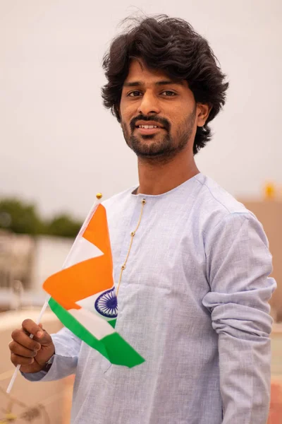 Portrait d'un jeune Indien tenant le drapeau indien en robe indienne traditioanal . — Photo