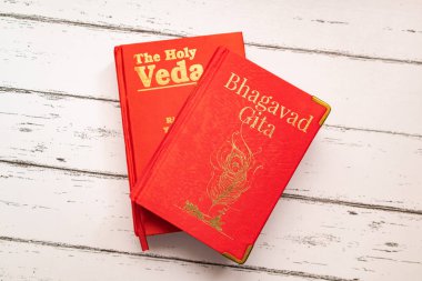Maski, Karnataka, Hindistan, 14 Ağustos,2019 : Kutsal Bhagavad gita ve Kutsal Veda ahşap dokulu arka plan üzerinde Hinduizm'in en eski kutsal