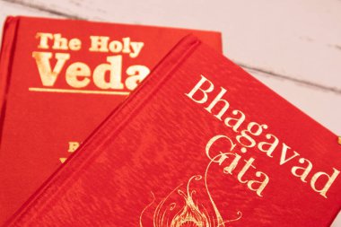 Maski, Karnataka, Hindistan, 14 Ağustos,2019 : Kutsal Bhagavad gita ve Kutsal Veda ahşap dokulu arka plan üzerinde Hinduizm'in en eski kutsal