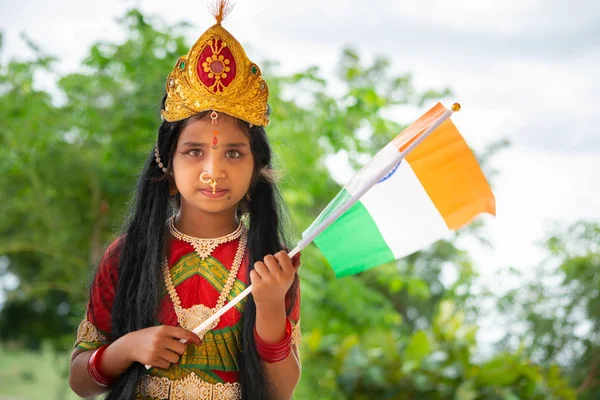 Maski, India August 15, 2019 : Small cute little Indian Girl kid in Bharat mata or Mother India attire with Indian Flag in hand. — Stock Photo, Image