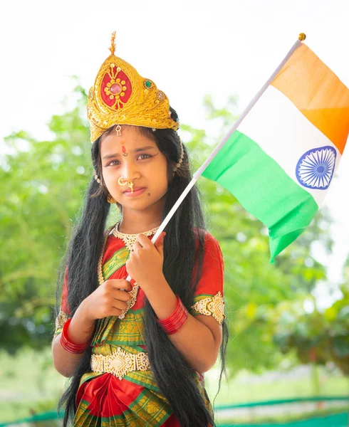 MASKI, Індія 15 серпня 2019: маленький симпатичний малюк Індійська дівчинка в Bharat Травень Мата або мати Індії наряд з індійський прапор в руці. — стокове фото