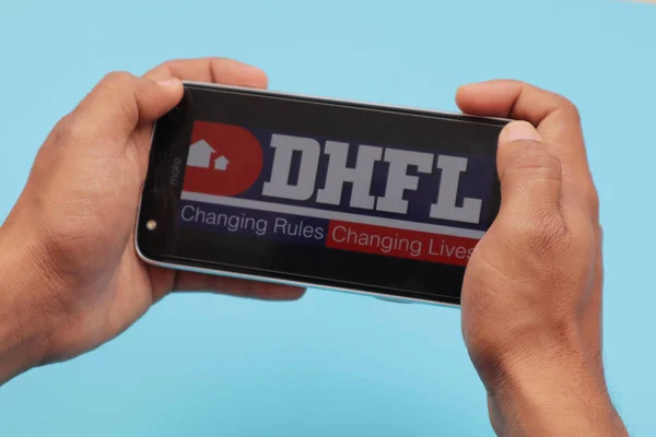 Maski India, 23 August,2019 : Hands holding mobile with DHFL Bank website Logo loading on mobile. — Stock Photo, Image