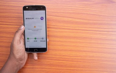 Maski, Hindistan 25 Ağustos 2019 : Cep telefonundaki Phonepe uygulaması üzerinden Bhim Upi ile dijital ödeme yapmak.