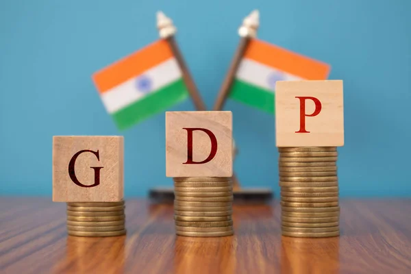 배경으로 인도 국기와 순서를 증가 동전에 나무 블록 문자에 GDP 또는 국내 총생산. — 스톡 사진