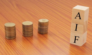 Alternatif yatırım Fonları veya Aif para sikke Yığını ile ahşap blok harfler.