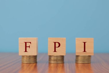Para yığını üzerinde ahşap blok harflerfpi veya yabancı portföy yatırım kavramı.