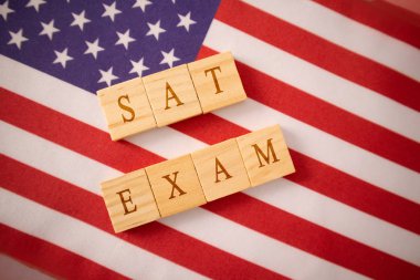 Abd bayrağıüzerinde Ahşap blook harfleri Sat Sınavı