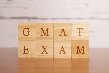 Gmat. Tahta blok harflerle Lisansüstü Yönetim Giriş Sınavı veya sınavı