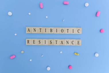 Ahşap blok harflerle ilaç veya hapile Antibiyotik direncinin gösterilmesi kavramı.
