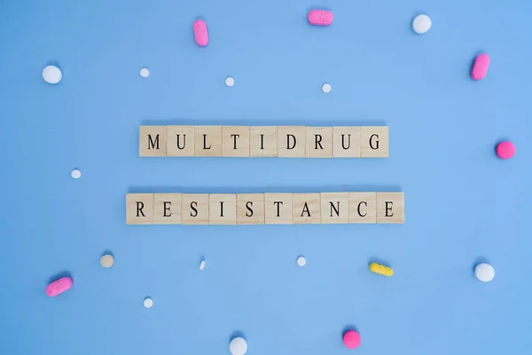 Concepto de multirresistencia con medicamentos o pastillas en letras de bloques de madera . —  Fotos de Stock