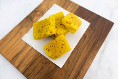 Mysore pak veya Mysuru paaka, Güney Hindistan'da ghee Famous ile hazırlanan bir Hint tatlı