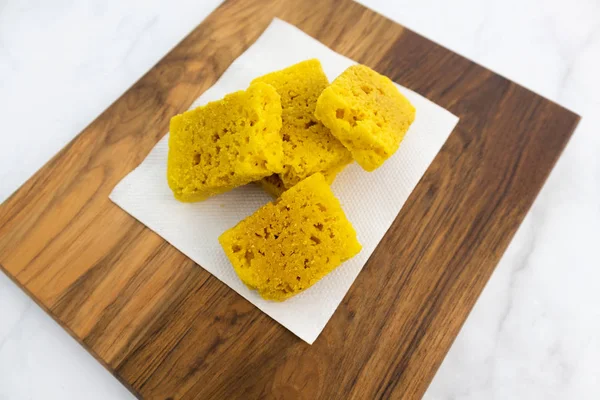 Mysore pak veya Mysuru paaka, Güney Hindistan'da ghee Famous ile hazırlanan bir Hint tatlı