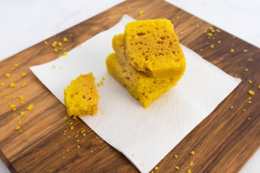 Mysore pak veya Mysuru paaka, Güney Hindistan'da ghee Famous ile hazırlanan bir Hint tatlı
