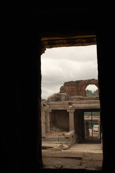 Templos arruinados de Hampi vista a través de la habitación oscura . — Foto de Stock