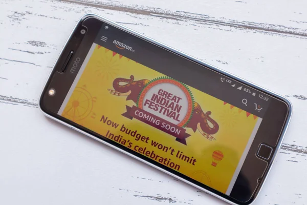 Maski, Índia - 10 de setembro de 2019: Amazon grande venda de festival indiano em breve no aplicativo Amazon android no telefone móvel . — Fotografia de Stock