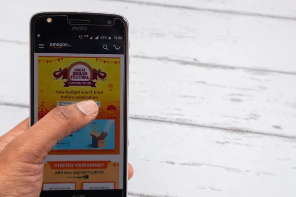 Maski, India - 10 de septiembre de 2019: el cliente comprueba Amazon gran venta del festival indio próximamente en la aplicación para Android de Amazon . — Foto de Stock