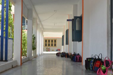 Maski, Karnataka, Hindistan 25 Temmuz 2019 : Okul koridorunda sınıfların dışında tutulan yemek kutuları.