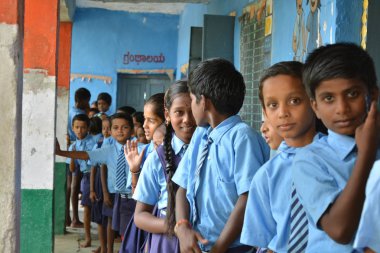 Mernal, Karnataka, Hindistan 25 Temmuz 2019 : Devlet okulu Çocuklar que ayakta iken eğleniyor