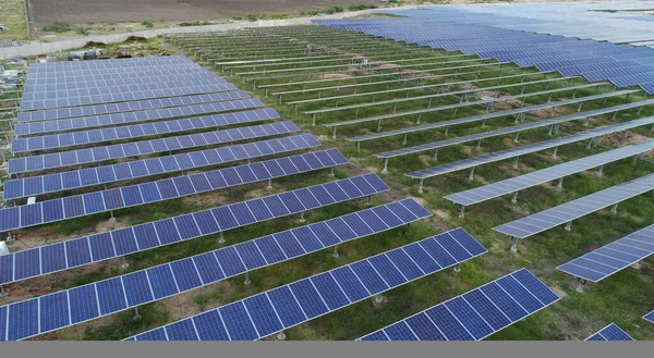 Raichur yakınlarındaki güneş çiftliği veya güneş enerjisi santralihavadan görünümü, Hindistan — Stok fotoğraf