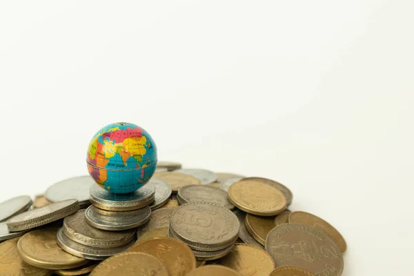 Concetto di tutto il mondo stare sul denaro, pila di monete in valuta indiana con globo sopra le monete su sfondo isolato . — Foto Stock