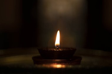 Karanlıkta aydınlık kavramı Diwali terracotta Diya ile birlikte karanlıkta aydınlık lambayı gösteriyor.