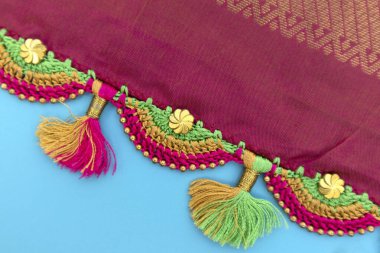 Renkli Tığ işi, Tassel Moda Tasarımı Sari sınırında çalışır