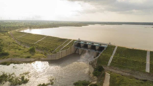 Aerial view of water reservoir with full of water and one of flood gate open at raichur, India — Stock Photo, Image