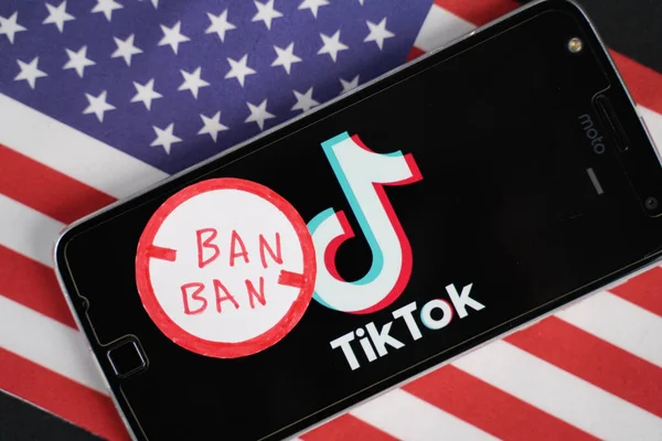 Maski, Hindistan - 4 Ağustos 2020: Telefonda TikTok Logosu ve Amerika bayrağı arkaplan damgası