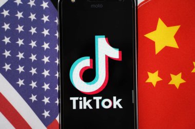 Maski, Hindistan 04 Ağustos 2020 - Çin ve ABD arasındaki akıllı telefon ekranında TikTok uygulaması logosu - Uygulama ABD 'nin merkezinde - Çin ticari gerginlik ve güvenlik kaygıları.