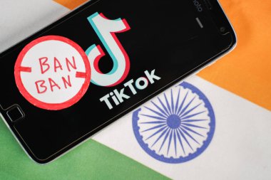 Maski, Hindistan - 4 Ağustos 2020: Telefon üzerinde TikTok Logosu ve arka planda Hint bayrağı bulunan yasak damga.