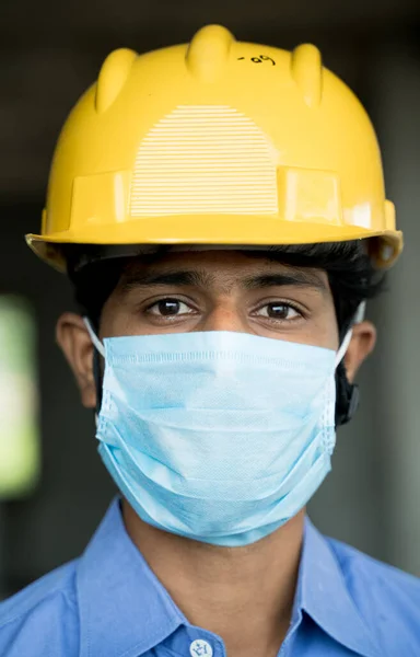 건설 현장의 책임자, 건설 현장의 재개장, 또는 코로나 바이러스 또는 코로나 바이러스 또는 공방전으로 인한 의료 마스크가 장착 된 건설용 헬멧의 산업 건설 노동자. — 스톡 사진