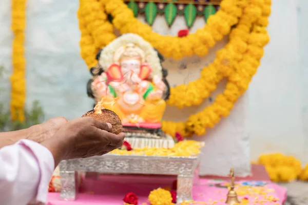 Detailní záběr na ruce uctívání lord ganesh tím, že nabízí aarti během vinayaka Chaturthi festival pooja nebo puja oslavu doma v Indii. — Stock fotografie