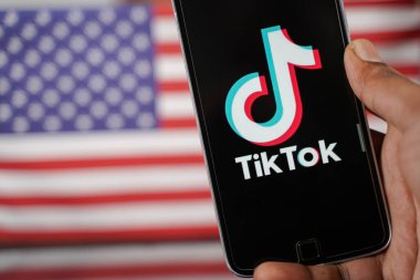 Maski, Hindistan - 4 Ağustos 2020: Tik tok uygulamasını arka plan olarak kullanarak ve uzayı kopyalayarak