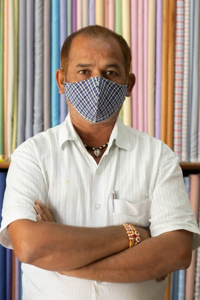 Retrato Del Tendero Mirando Cámara Tienda Tela Usando Máscara Médica —  Fotos de Stock