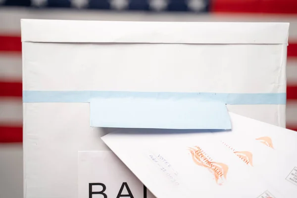 Маскі, Індія 14 вересня 2020: Концепція "Пошта" у голосуванні на виборах США - Закриття рук, покладання багаторазових листів всередині урни для голосування з нашим прапором як фоном. — стокове фото