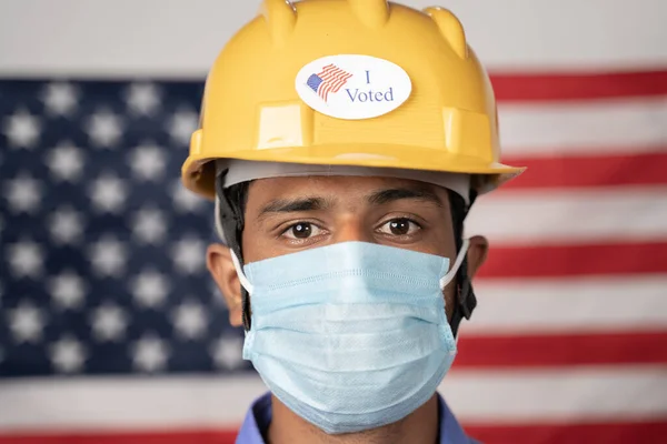 Голова пострілу, я голосував наклейкою на робітничий жорсткий капелюх з американським прапором як тло - Концепція виборів США і голосування. — стокове фото